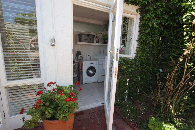 To Let 1 Bedroom Property for Rent in Claremont Upper Western Cape